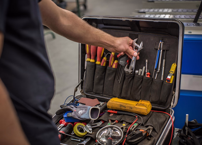 Servicemonteur met gereedschap voor onderhoud aan installaties