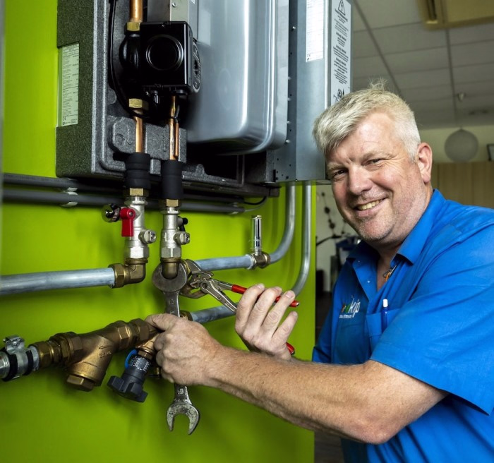 KIP installatiemonteur werkt aan een cv-installatie