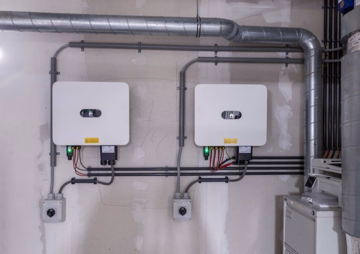 Omvormers voor zonnepanelen aangesloten op de elektrische installatie
