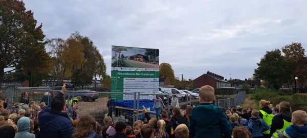 Bouwbord Kindcentrum Klazienaveen onthuld